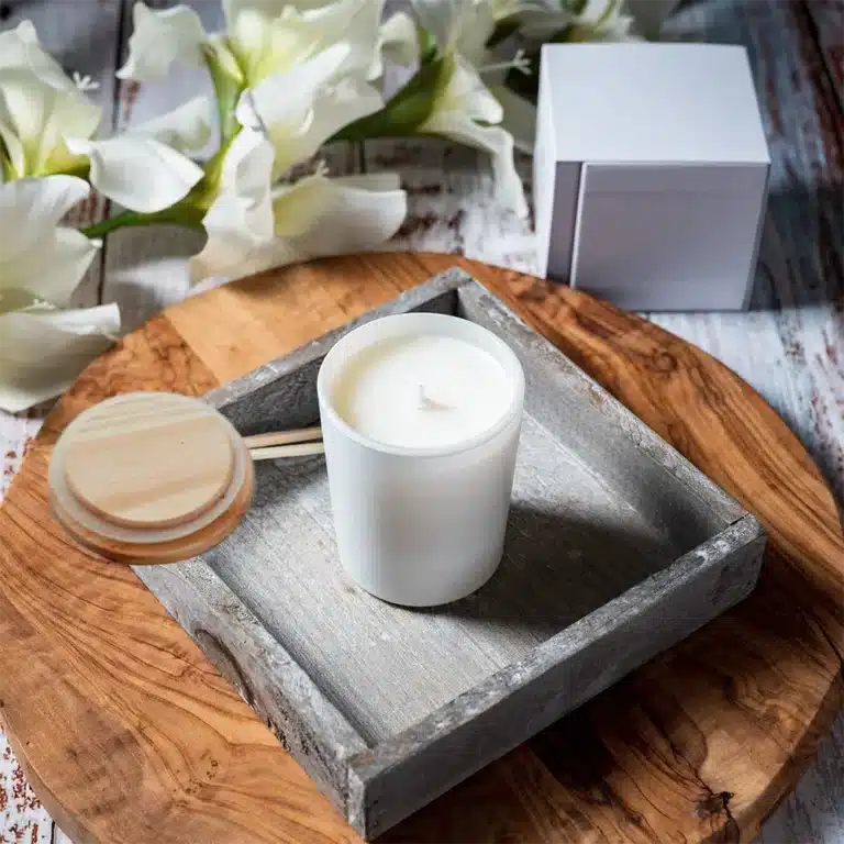 Verre blanc avec couvercle en bois